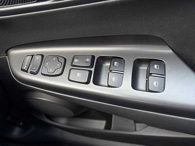 Hyundai KONA 64kWh Premium SUV 5dr Electric Auto (10.5kW Charger) (204 ps)